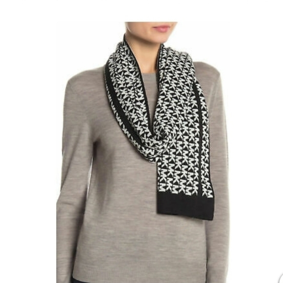 Michael kors ladies scarf, beanie and gloves  matching set - Picture 8 of 8